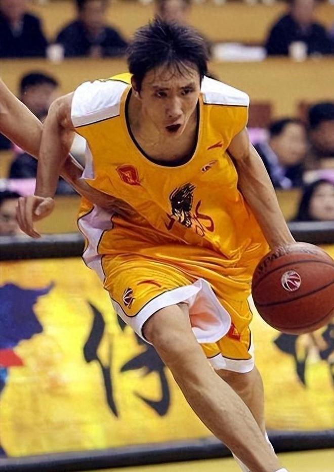 易立現(xiàn)狀：40歲脾氣大依然瘦，退役轉型成功， 老婆在大學任教