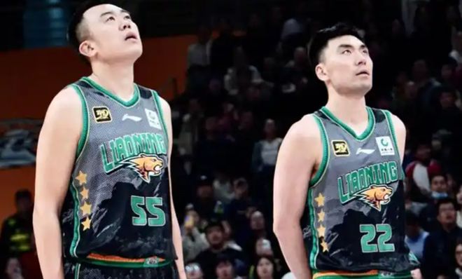 韓德君退場動容時刻！膝蓋復發一瘸一拐，與李曉旭相伴合影告別！