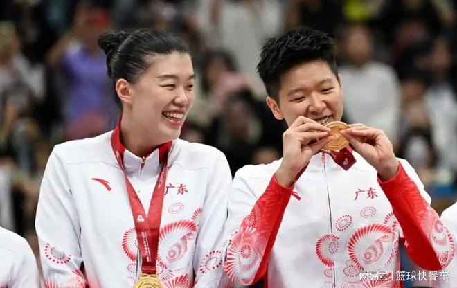 女籃新霸主橫空出世！一年內狂攬三冠：鄭薇確實比宮魯鳴更強？