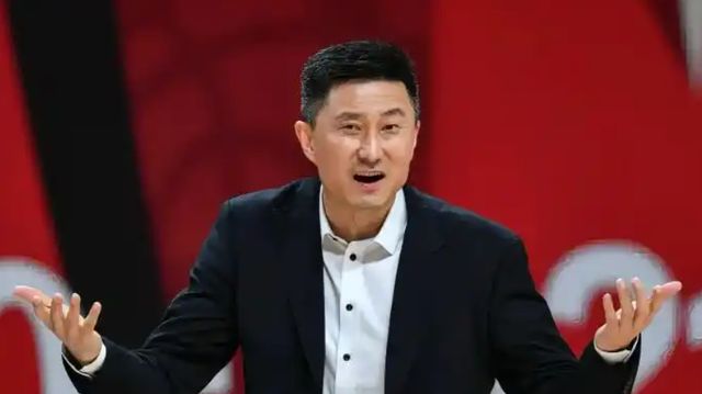 杜锋升任省篮协书记不单纯靠战绩，一动作堪比刘翔太懂人情世故