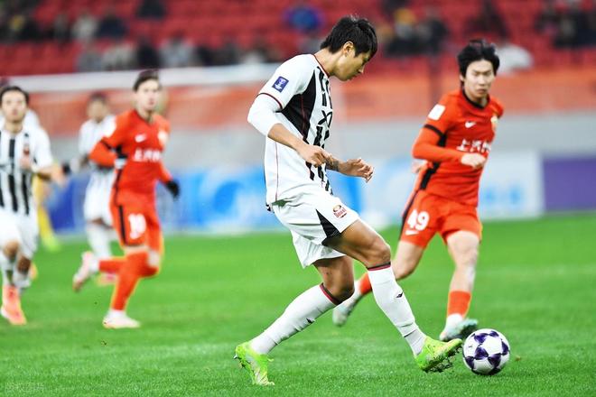 从被屠杀到欢庆，夺冠的光环能掩盖失利的羞耻？球迷：装都不装了