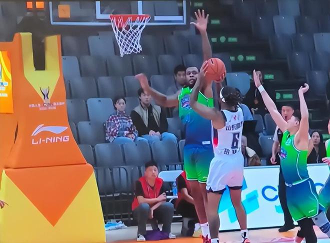 山东男篮16分胜天津，新援验货成功，内线略显薄弱，三分症结初解