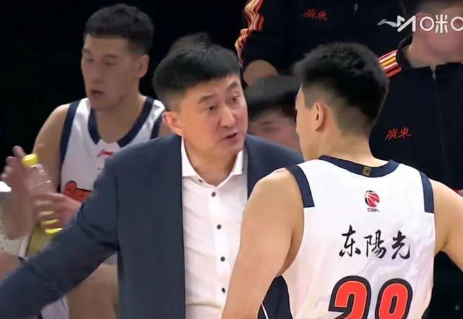 广东男篮14分大胜，奎因29+6+7+5萨姆纳首秀15分，徐昕14+7！