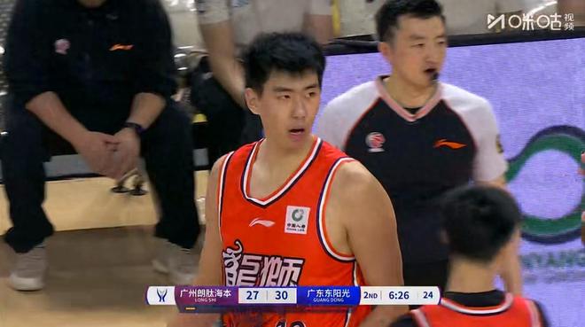 为何徐昕一夜成为首发中锋和本土得分王？球迷一语道出真因，真准