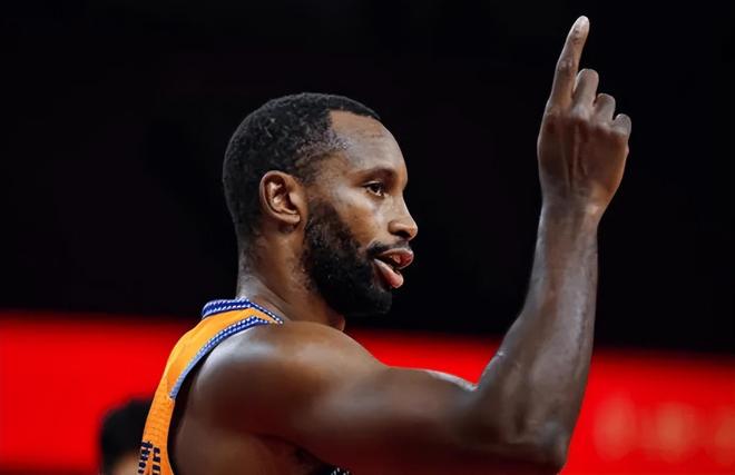 上海101-78香港迎4好消息！张镇麟+2小外太好用，王哲林罚球蜕变