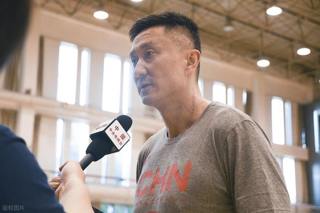 爸爸是男篮传奇杜锋，妈妈是游泳冠军，儿子虎头的篮球水平如何？