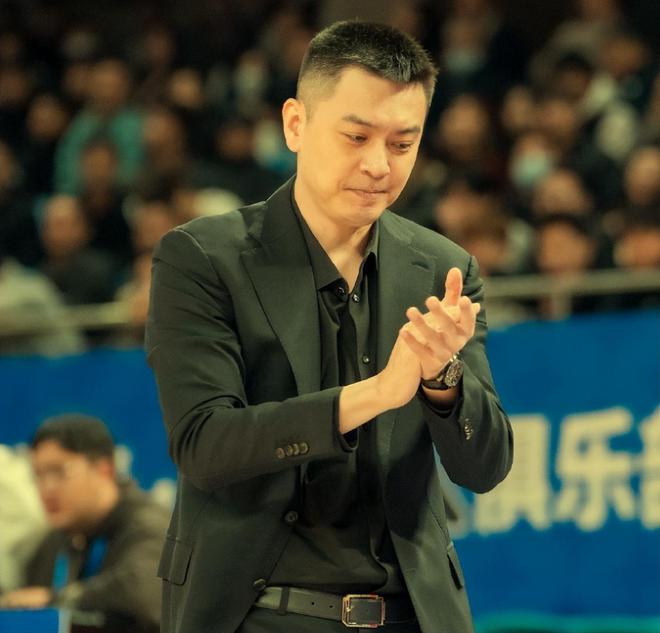 杰隆布朗CBA首秀8+1！莫兰德4+5+2，威尔斯10+2+3，辽篮领先18分