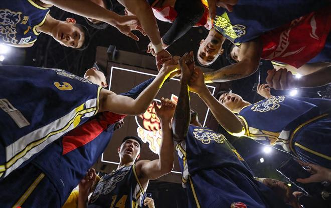 接班任骏飞！广东18岁小将首秀合格，拿8分6篮板，杜锋没挑刺