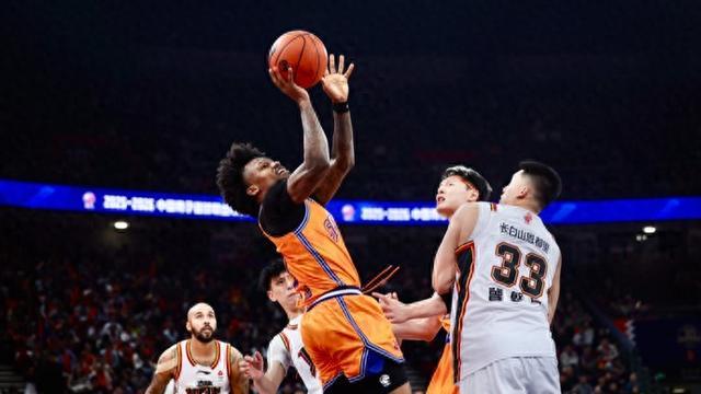 上海男篮拿下“开门红”：热闹是真热闹，高兴是真高兴，问题也是真问题