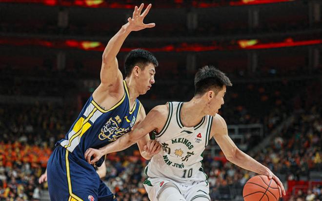 广东加时险胜！徐杰拿8分，脸部受伤半场没打，杜锋怒骂南京球员