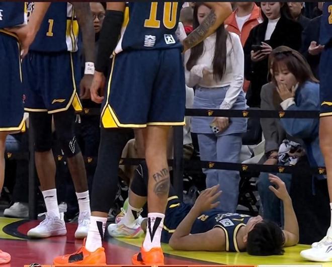 徐杰最新伤情报告！眉骨缝了数针，社媒发声彰显担当，杜锋祈祷