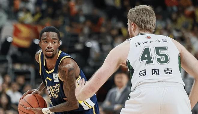 广东两小外曝弊端！萨姆纳需搭配射手，奎因只能无球还没防守！