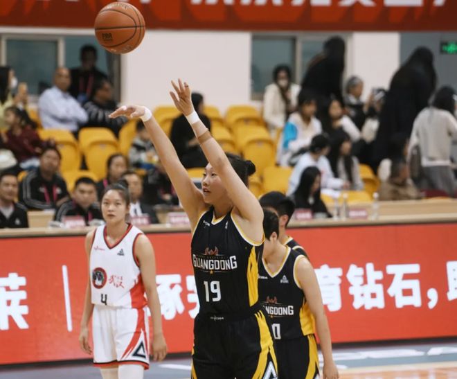 队内得分王！20岁美女中锋爆发，广东队再出国手？