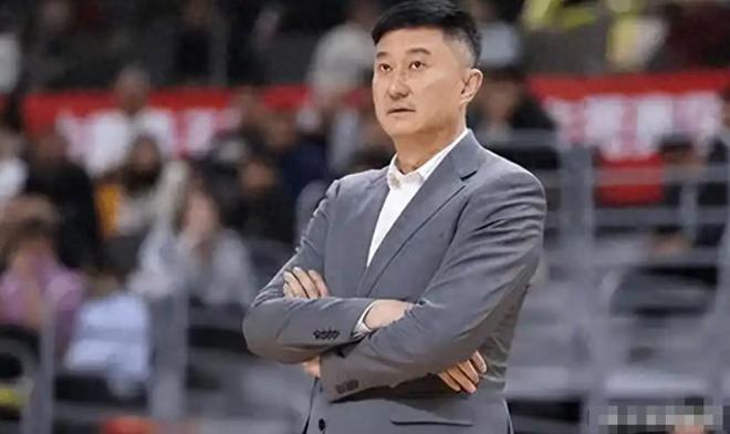 广东2连胜杜锋笑不出来，胡明轩2人退化严重，崔永熙恢复遥遥无期