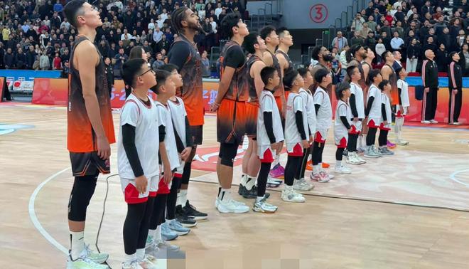 山東男籃94比87勝四川，內(nèi)線打爆，陳林堅(jiān)關(guān)鍵三分，鮑威爾可放棄