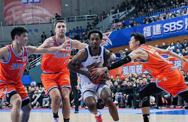 CCTV5直播！廣廈VS上海勝負難料，洛夫頓渴望救贖，盧偉無路可退