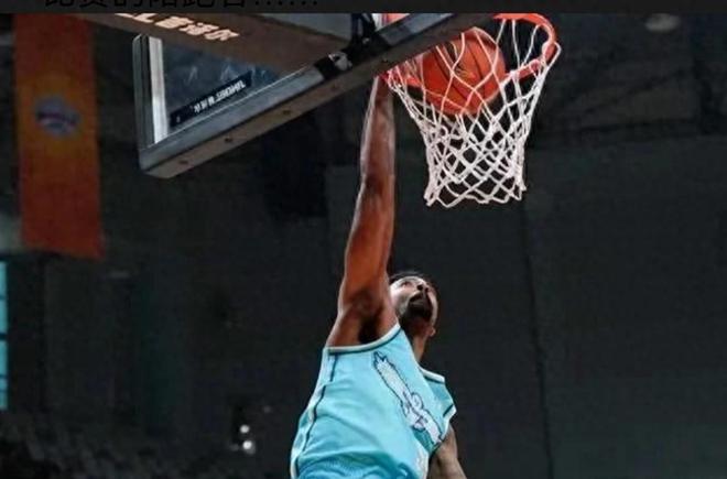 我的天吶！這CBA是演小品呢還是在打籃球啊？！