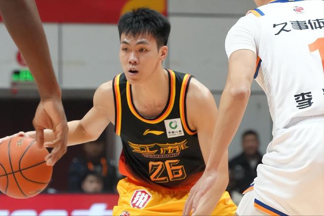 CBA探花32分，力压张镇麟两国手，王哲林16+8外援9中1