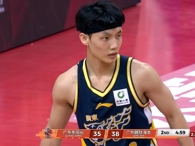 17+9！歷史第二人！從打不上CBA的矮個后衛到宏遠真核，你太勵志