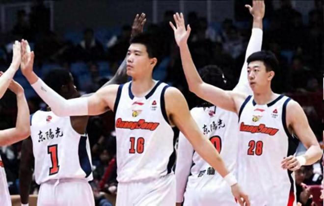 拿300萬！0分+2分+3場12犯規，廣東揪出最大“軟蛋”杜鋒自作自受