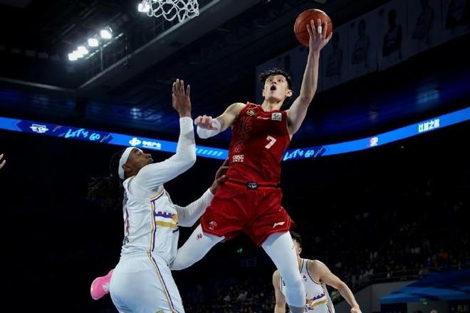 許利民：曾凡博明天會跟隊前往客場合練，手續完畢第一時間登場