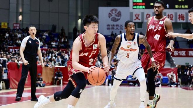 太強了！18歲小將力挽狂瀾，末節3記三分，球迷：沒你丁偉要下課