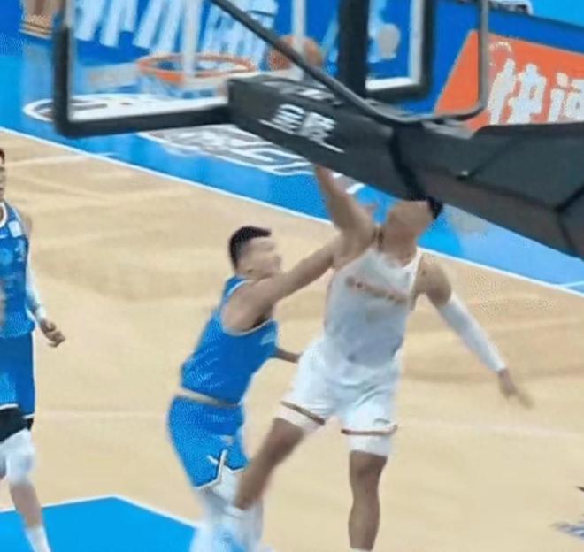 抬腿+掌摑！張才仁暴錘賀希寧，上前挑釁，周琦拽開，許利民談和