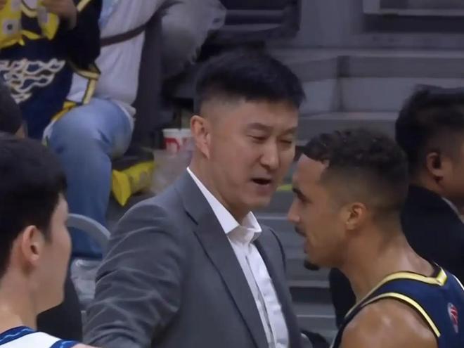 杜鋒：劉維偉麾下的青島非常強(qiáng)大，缺兵少將拿下比賽確實不易