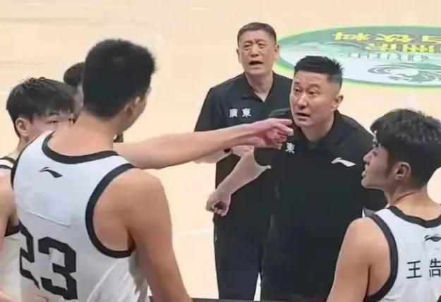 爆砍27+14+4，攻防兩端羞辱NBA首輪秀！球迷：離開杜鋒打成周琦了