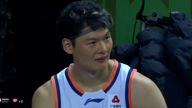 中國男籃新老中鋒對決：胡金秋VS王哲林，15中14，王哲林升級