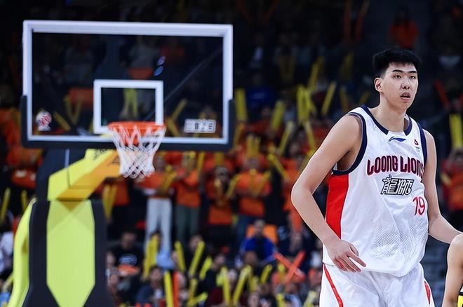 轟27+14！中國男籃21歲2米26新星離開宏遠大蛻變：完勝湖人舊將