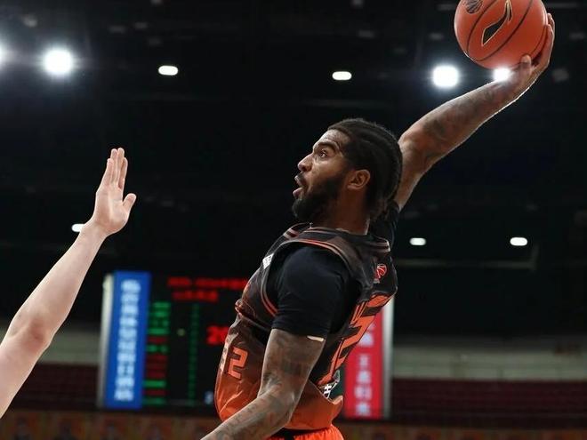 山东男篮客场挑战三分大队，保护长篮板是关键，陶汉林有望爆发