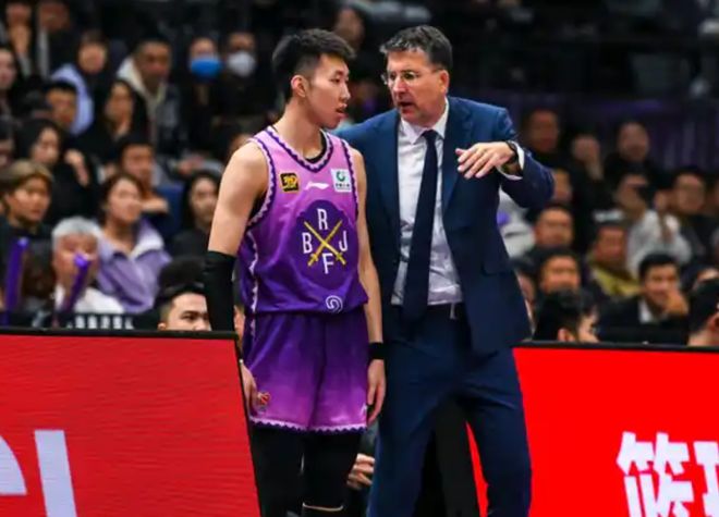 刘炜下课后，新疆积极联系格兰，若签约有望改变防守困境！