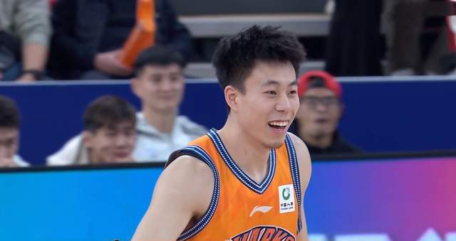 上海男篮取6连胜 刘铮关键抢断 张镇麟20分攻防俱佳 洛夫顿换打法