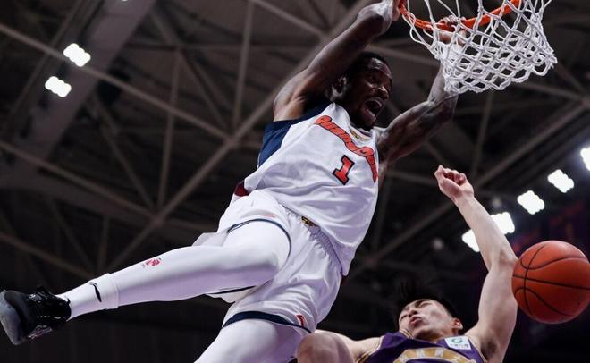 CBA最抽象的俩教练！末节弃用大外输广东，最后1攻甩锅外教遭4杀