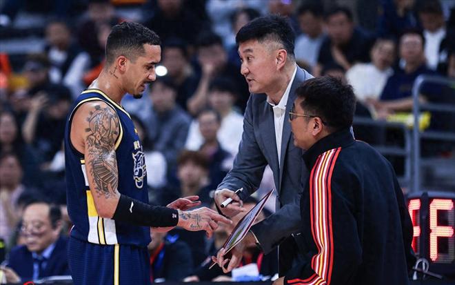 50秒离谱时刻！杜锋弟子两次犯错，张庆鹏用错后卫，广东险胜北控