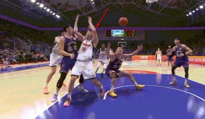 笑喷！广东赢北控最后一攻画面曝光 张皓嘉用头助攻萨姆纳