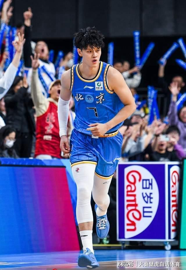 50-49！CBA巅峰战北京半场逆转广厦，孙铭徽里程碑 一数据历史第3