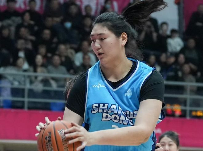 首秀优缺点明显！山东女篮主帅肯定张子宇表现 适应仍需要时间