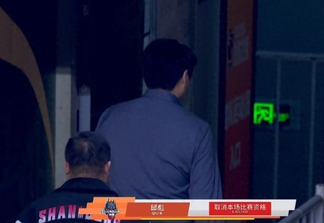 一个回3个T！2人被直接驱逐出场 CBA名记：判罚匪夷所思