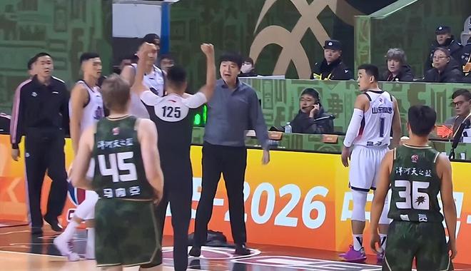 裁判抢戏，邱彪暴怒！克里斯被犯规却遭驱逐，陶汉林3犯成导火索