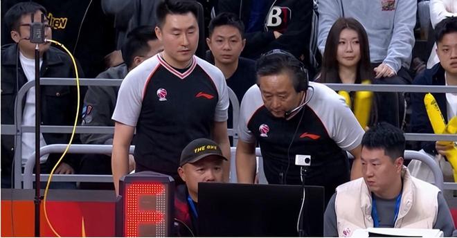 家政和约克踩线了？权威专家：裁判是业余的，球迷：两人都不踩线