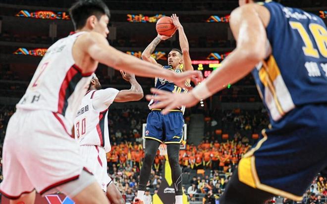 杜锋护犊子！胡明轩11中3不让首发，快攻手滑，广东被绝杀不怨