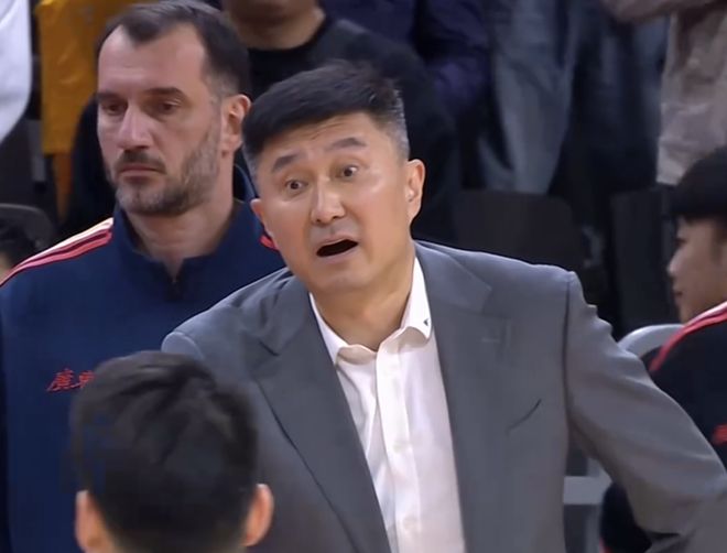 裁判精准判罚赛后却被杜锋追骂！一幕还原真相，看出广东输球输人