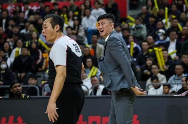 CBA伪强队！广东被嘲讽打强队崩盘 弱队五五开 领先再多没用