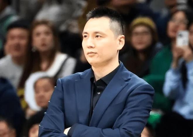 胜广厦发布会！卢伟赞篮板，谈洛夫顿+白边发挥，李弘权强调团结