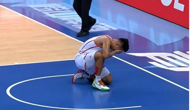 CBA真硬汉！脸部受伤眼都肿了还在场上拼，媒体和球迷：令人敬佩