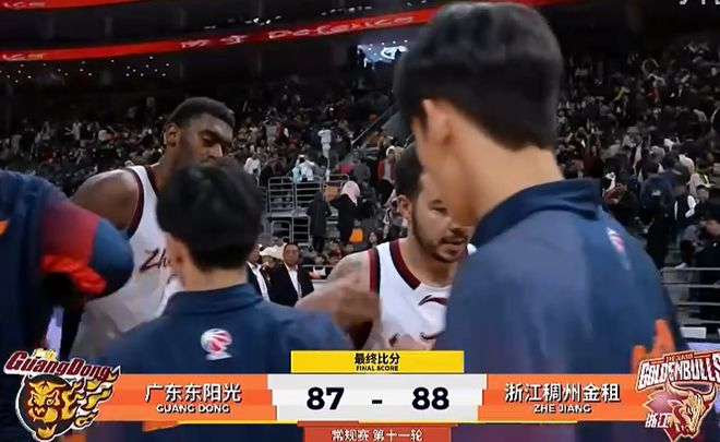 搞笑！胡明轩、王少杰等3个人不知道看啥 白送浙江队篮板球