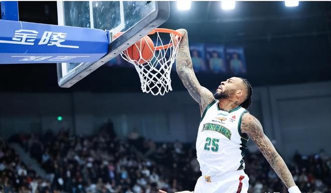 辽篮首节领先13分，换上此人，险些崩盘，幸好杨鸣第四节没再用他