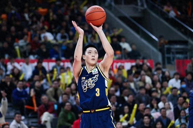 又是5中1！杜锋重用胡明轩原因找到，防守态度够好，关键篮板赎罪